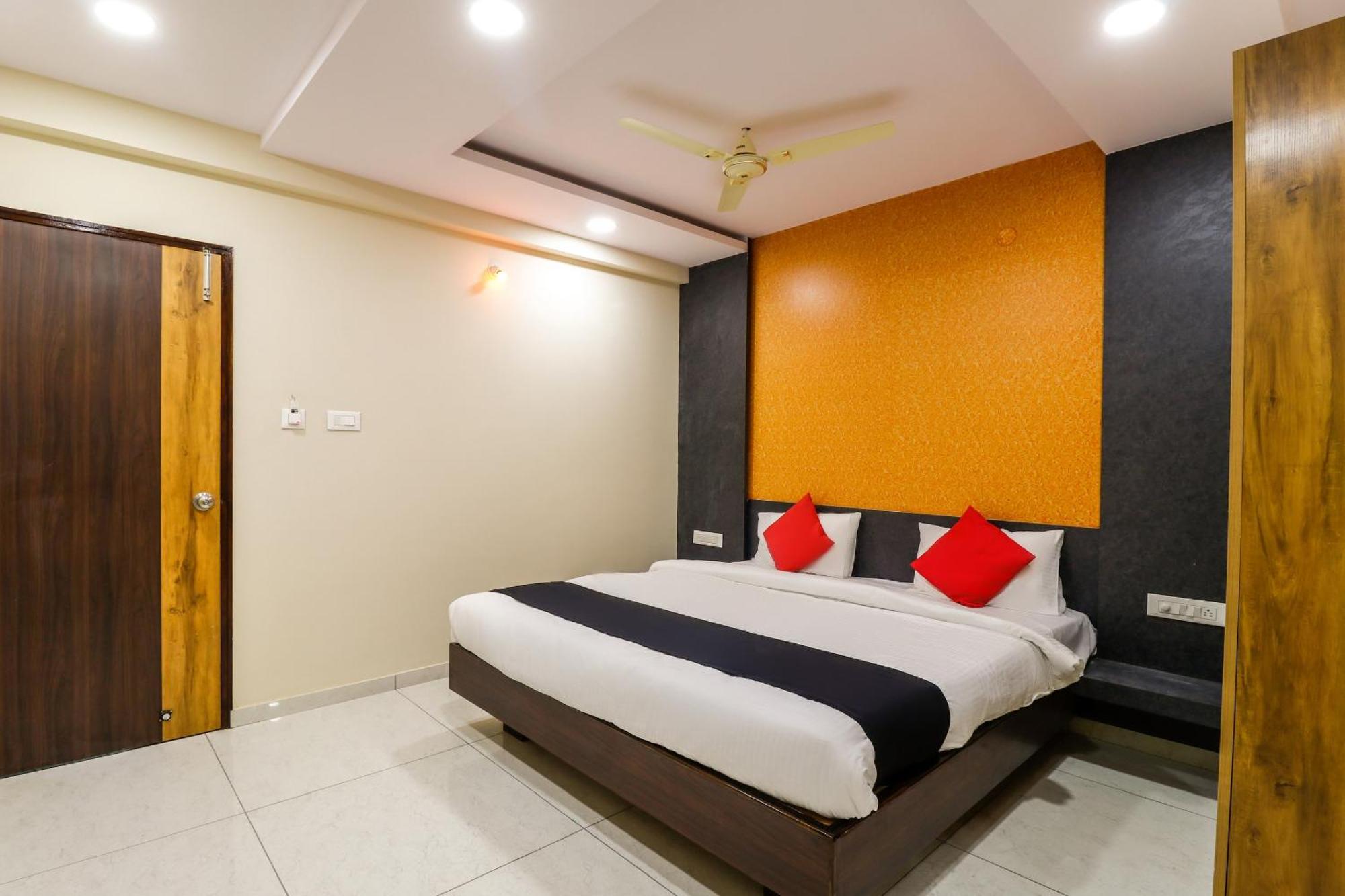 Capital O N R Residency Hotel Yelahanka Екстериор снимка